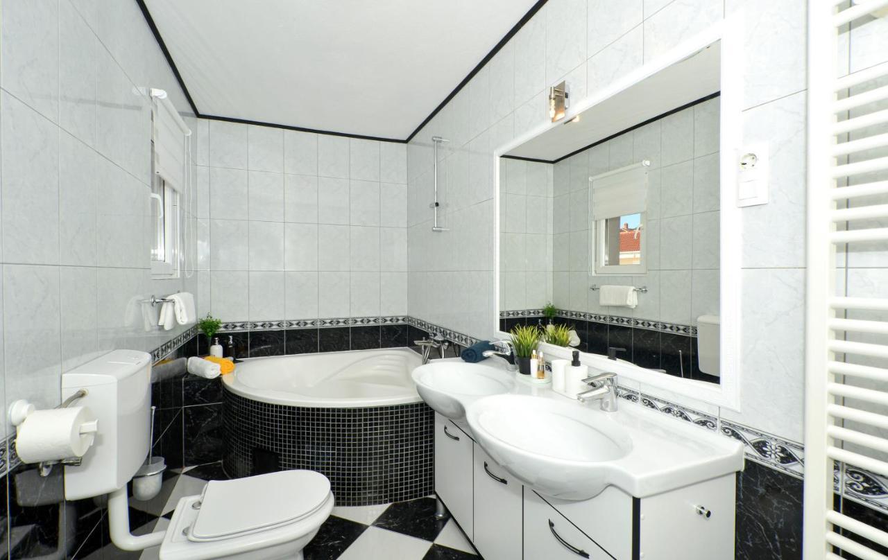 Copacabana Beach Apartments Трогир Экстерьер фото